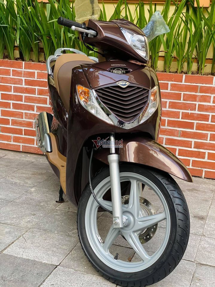 Honda SH 2008 màu sôcôla giá hơn 250 triệu đồng gây sốt - 1 Honda SH 2008 màu sôcôla giá hơn 250 triệu đồng gây sốt - 1