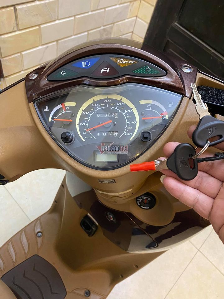 Honda SH 2008 màu sôcôla giá hơn 250 triệu đồng gây sốt - 3 Honda SH 2008 màu sôcôla giá hơn 250 triệu đồng gây sốt - 3