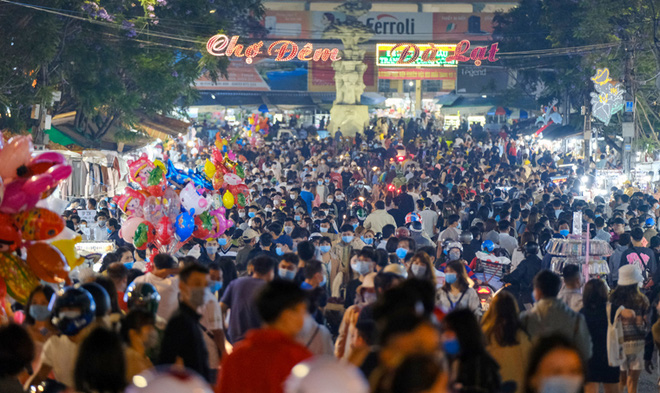 Dòng người 'đông không thể tưởng tượng được' ở Đà Lạt: Đi ngang chợ đêm thôi tôi đã phải hốt hoảng! - 3 Dòng người 'đông không thể tưởng tượng được' ở Đà Lạt: Đi ngang chợ đêm thôi tôi đã phải hốt hoảng! - 3