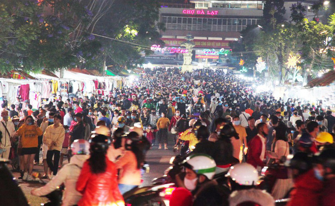 Dòng người 'đông không thể tưởng tượng được' ở Đà Lạt: Đi ngang chợ đêm thôi tôi đã phải hốt hoảng! - 1 Dòng người 'đông không thể tưởng tượng được' ở Đà Lạt: Đi ngang chợ đêm thôi tôi đã phải hốt hoảng! - 1