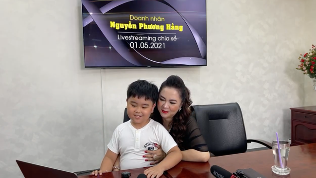 Vợ ông Dũng 'lò vôi' cho cậu con trai 9 tuổi mệnh danh là 'tỷ phú nhỏ tuổi nhất Việt Nam' lên sóng nêu cảm nhận về ông Võ Hoàng Yên!? - 1 Vợ ông Dũng 'lò vôi' cho cậu con trai 9 tuổi mệnh danh là 'tỷ phú nhỏ tuổi nhất Việt Nam' lên sóng nêu cảm nhận về ông Võ Hoàng Yên!? - 1