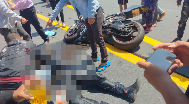 Clip: 'Siêu' mô tô BMW phóng tốc độ kinh hoàng đâm thẳng vào đầu xe khách, 2 người ngồi trên văng lên không trung trước khi tiếp đất Clip: 'Siêu' mô tô BMW phóng tốc độ kinh hoàng đâm thẳng vào đầu xe khách, 2 người ngồi trên văng lên không trung trước khi tiếp đất