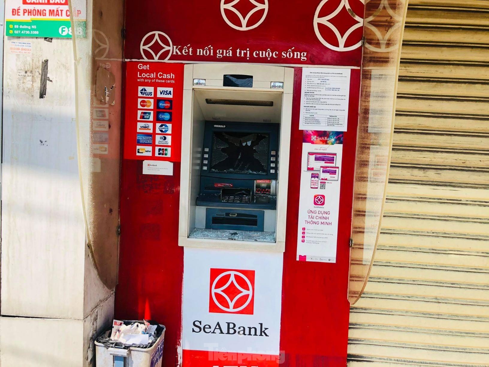 Người đàn ông nghi 'ngáo đá' đập phá hàng loạt trụ ATM ở Bình Dương - 1 Người đàn ông nghi 'ngáo đá' đập phá hàng loạt trụ ATM ở Bình Dương - 1