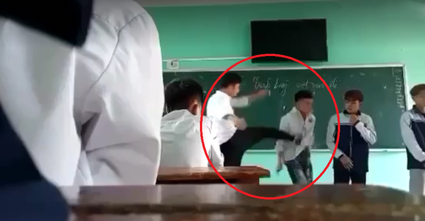 Thầy giáo đá thẳng vào ngực, tát học sinh tới tấp và nói tục liên hồi vì các em mặc quần bò, nhuộm tóc Thầy giáo đá thẳng vào ngực, tát học sinh tới tấp và nói tục liên hồi vì các em mặc quần bò, nhuộm tóc