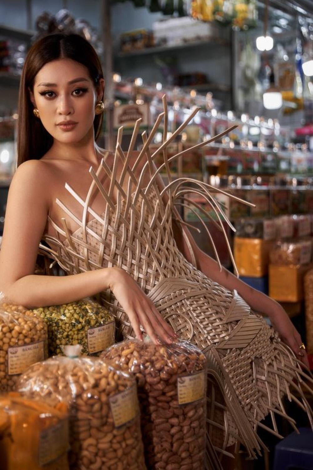 Thiết kế lấy cảm hứng 'Chợ Bến Thành' của Khánh Vân được fan khuyên thay thế National Costume Kén Em? - 2 Thiết kế lấy cảm hứng 'Chợ Bến Thành' của Khánh Vân được fan khuyên thay thế National Costume Kén Em? - 2