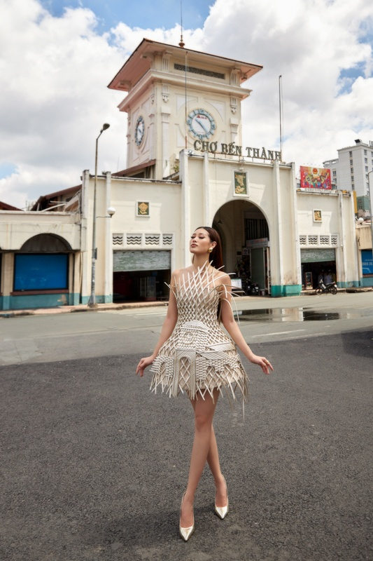 Thiết kế lấy cảm hứng 'Chợ Bến Thành' của Khánh Vân được fan khuyên thay thế National Costume Kén Em? - 1 Thiết kế lấy cảm hứng 'Chợ Bến Thành' của Khánh Vân được fan khuyên thay thế National Costume Kén Em? - 1