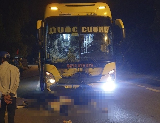 Xe máy va chạm với ô tô khách, 3 thanh niên tử vong tại chỗ Xe máy va chạm với ô tô khách, 3 thanh niên tử vong tại chỗ