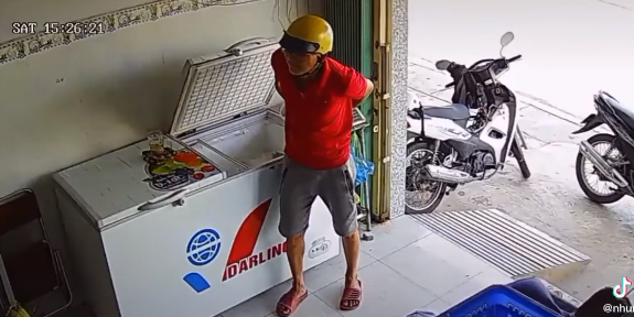 Vì một phút nảy sinh lòng tham, người đàn ông phải nếm trải giây phút xấu hổ khi lôi túi đồ từ trong quần ra Vì một phút nảy sinh lòng tham, người đàn ông phải nếm trải giây phút xấu hổ khi lôi túi đồ từ trong quần ra