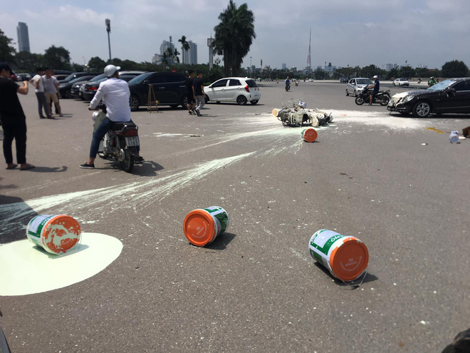 Va chạm với Mercedes, sơn văng khắp nơi, người đàn ông chạy xe máy ngồi thất thần trên đường - 6 Va chạm với Mercedes, sơn văng khắp nơi, người đàn ông chạy xe máy ngồi thất thần trên đường - 6