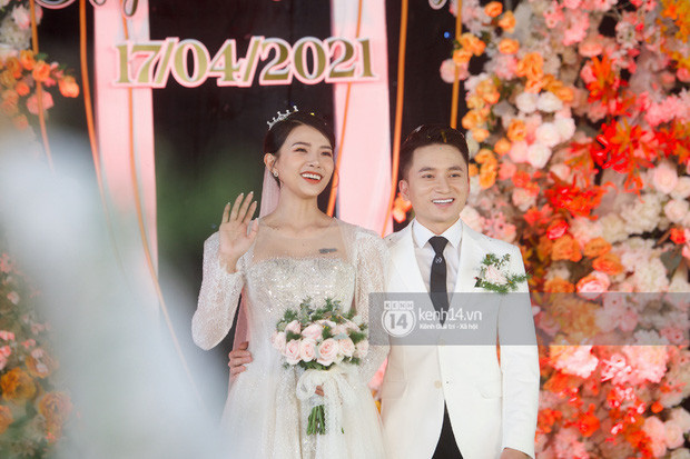 Phan Mạnh Quỳnh và vợ hot girl tạm hoãn đám cưới ở TP.HCM, lý do hé lộ được cả dàn sao Vbiz ủng hộ - 3 Phan Mạnh Quỳnh và vợ hot girl tạm hoãn đám cưới ở TP.HCM, lý do hé lộ được cả dàn sao Vbiz ủng hộ - 3