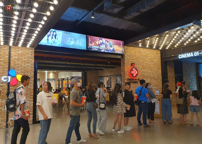 Chùm ảnh: Các rạp phim tại TP.HCM đông đúc trước giờ đóng cửa, nhiều bạn trẻ tranh thủ đi xem cho kịp giờ - 9 Chùm ảnh: Các rạp phim tại TP.HCM đông đúc trước giờ đóng cửa, nhiều bạn trẻ tranh thủ đi xem cho kịp giờ - 9