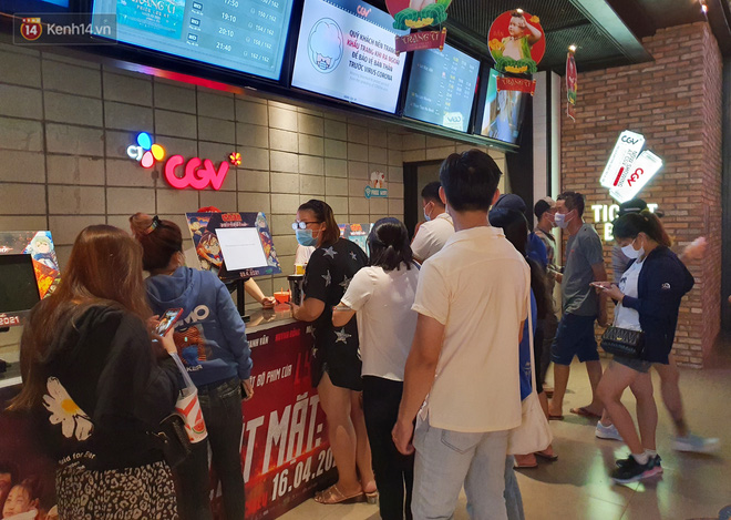 Chùm ảnh: Các rạp phim tại TP.HCM đông đúc trước giờ đóng cửa, nhiều bạn trẻ tranh thủ đi xem cho kịp giờ - 4 Chùm ảnh: Các rạp phim tại TP.HCM đông đúc trước giờ đóng cửa, nhiều bạn trẻ tranh thủ đi xem cho kịp giờ - 4