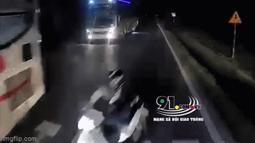 Video: Vượt ẩu giữa quốc lộ, nam thanh niên ngã lộn nhào về sau 3m nhưng may mắn thoát chết Video: Vượt ẩu giữa quốc lộ, nam thanh niên ngã lộn nhào về sau 3m nhưng may mắn thoát chết