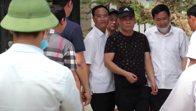 Nghệ An: Khởi tố, bắt tạm giam chủ nhà bắn chết 2 người trước cổng Nghệ An: Khởi tố, bắt tạm giam chủ nhà bắn chết 2 người trước cổng