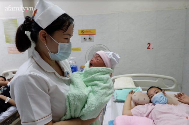 Cứu sản phụ 33 tuổi sa dây rốn, dọa vỡ tử cung, vào viện đã lòi 2 bàn chân thai nhi ra ngoài - 2 Cứu sản phụ 33 tuổi sa dây rốn, dọa vỡ tử cung, vào viện đã lòi 2 bàn chân thai nhi ra ngoài - 2