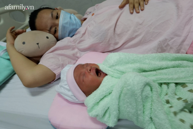 Cứu sản phụ 33 tuổi sa dây rốn, dọa vỡ tử cung, vào viện đã lòi 2 bàn chân thai nhi ra ngoài - 1 Cứu sản phụ 33 tuổi sa dây rốn, dọa vỡ tử cung, vào viện đã lòi 2 bàn chân thai nhi ra ngoài - 1