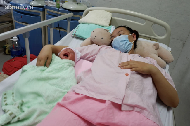 Cứu sản phụ 33 tuổi sa dây rốn, dọa vỡ tử cung, vào viện đã lòi 2 bàn chân thai nhi ra ngoài Cứu sản phụ 33 tuổi sa dây rốn, dọa vỡ tử cung, vào viện đã lòi 2 bàn chân thai nhi ra ngoài