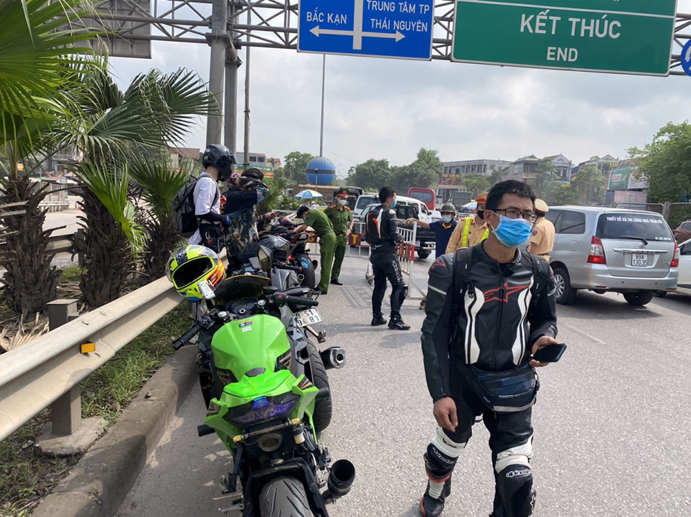 Xử lý đoàn 9 xe phân khối lớn đi vào cao tốc Hà Nội - Thái Nguyên Xử lý đoàn 9 xe phân khối lớn đi vào cao tốc Hà Nội - Thái Nguyên