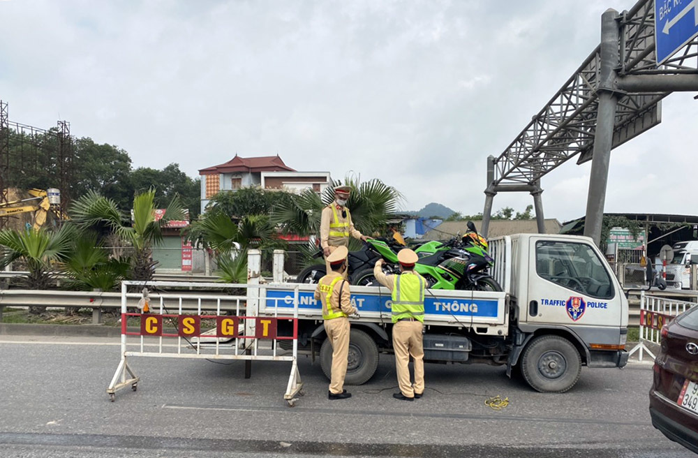Xử lý đoàn 9 xe phân khối lớn đi vào cao tốc Hà Nội - Thái Nguyên - 2 Xử lý đoàn 9 xe phân khối lớn đi vào cao tốc Hà Nội - Thái Nguyên - 2