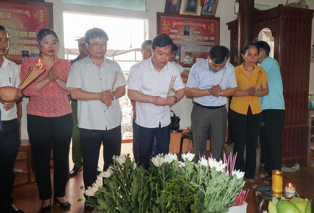 Chủ tịch UBND tỉnh Nghệ An thăm hỏi, động viên gia đình sinh viên quên mình cứu bạn - 1 Chủ tịch UBND tỉnh Nghệ An thăm hỏi, động viên gia đình sinh viên quên mình cứu bạn - 1