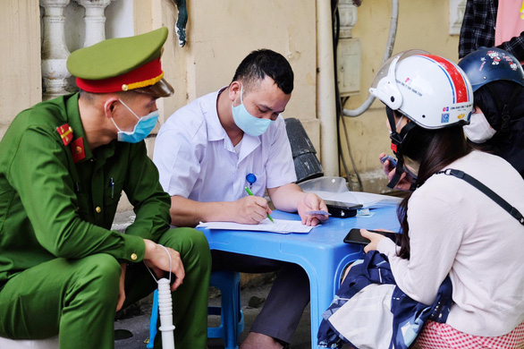 Hà Nội mạnh tay xử lý, chỉ riêng một quận người dân đã bị phạt hơn 300 triệu vì không đeo khẩu trang Hà Nội mạnh tay xử lý, chỉ riêng một quận người dân đã bị phạt hơn 300 triệu vì không đeo khẩu trang