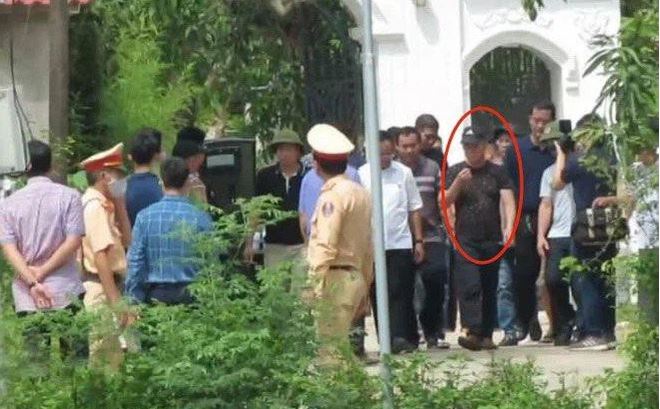 Vụ chủ nhà bắn chết 2 người trước cổng: Sau khi nổ súng, Phú dùng chân đẩy người bị bắn ra khỏi cổng Vụ chủ nhà bắn chết 2 người trước cổng: Sau khi nổ súng, Phú dùng chân đẩy người bị bắn ra khỏi cổng