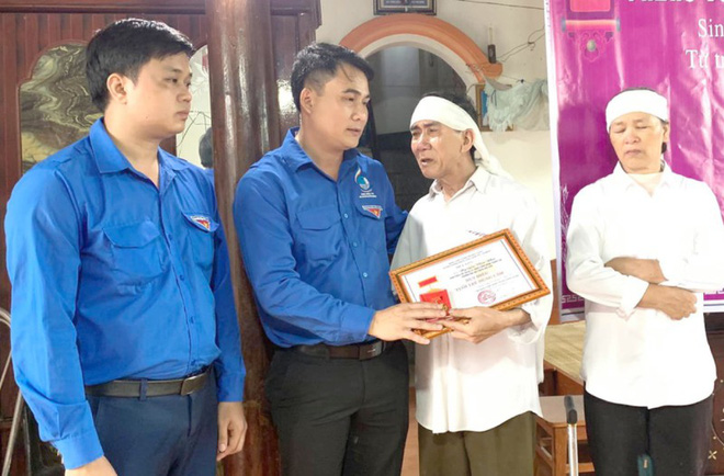Vụ nam sinh tử vong sau khi cứu 3 bạn đuối nước thoát chết: Truy tặng Huy hiệu Tuổi trẻ dũng cảm Vụ nam sinh tử vong sau khi cứu 3 bạn đuối nước thoát chết: Truy tặng Huy hiệu Tuổi trẻ dũng cảm