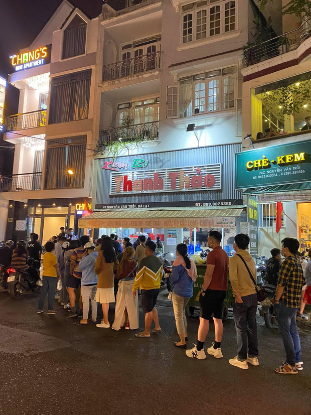 Bi kịch du lịch Đà Lạt giữa mùa nghỉ lễ: Tôi bị tụt huyết áp vì xếp hàng đợi ăn... ly kem bơ! Bi kịch du lịch Đà Lạt giữa mùa nghỉ lễ: Tôi bị tụt huyết áp vì xếp hàng đợi ăn... ly kem bơ!