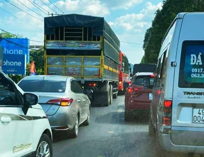 Người dân từ Đà Lạt, Đồng Nai... bắt đầu đổ về TP.HCM sau kỳ nghỉ lễ 30/4, nhiều tuyến đường kẹt 'không lối thoát' - 1 Người dân từ Đà Lạt, Đồng Nai... bắt đầu đổ về TP.HCM sau kỳ nghỉ lễ 30/4, nhiều tuyến đường kẹt 'không lối thoát' - 1