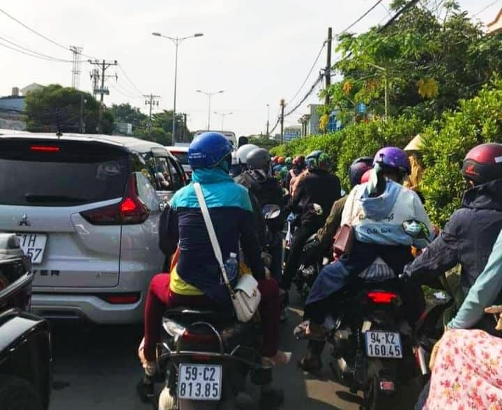 Người dân từ Đà Lạt, Đồng Nai... bắt đầu đổ về TP.HCM sau kỳ nghỉ lễ 30/4, nhiều tuyến đường kẹt 'không lối thoát' - 2 Người dân từ Đà Lạt, Đồng Nai... bắt đầu đổ về TP.HCM sau kỳ nghỉ lễ 30/4, nhiều tuyến đường kẹt 'không lối thoát' - 2