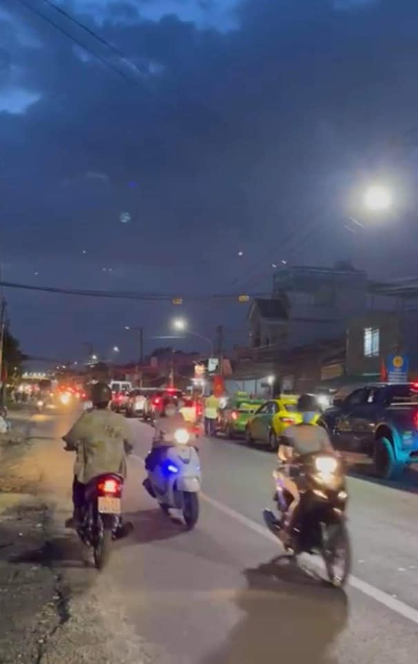 Người dân từ Đà Lạt, Đồng Nai... bắt đầu đổ về TP.HCM sau kỳ nghỉ lễ 30/4, nhiều tuyến đường kẹt 'không lối thoát' - 4 Người dân từ Đà Lạt, Đồng Nai... bắt đầu đổ về TP.HCM sau kỳ nghỉ lễ 30/4, nhiều tuyến đường kẹt 'không lối thoát' - 4