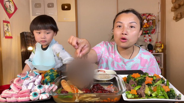 Quỳnh Trần JP tiếp tục gây tranh cãi vì nhắc bé Sa 'chào cô chú' giữa trời nắng gắt, netizen có đang 'khó tính' quá chăng? Quỳnh Trần JP tiếp tục gây tranh cãi vì nhắc bé Sa 'chào cô chú' giữa trời nắng gắt, netizen có đang 'khó tính' quá chăng?