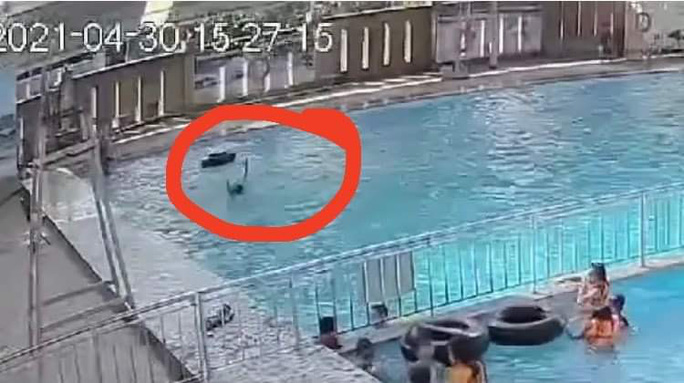 Xót xa khoảnh khắc nam thanh niên vùng vẫy giữa hồ bơi đông người mà không ai hay biết Xót xa khoảnh khắc nam thanh niên vùng vẫy giữa hồ bơi đông người mà không ai hay biết