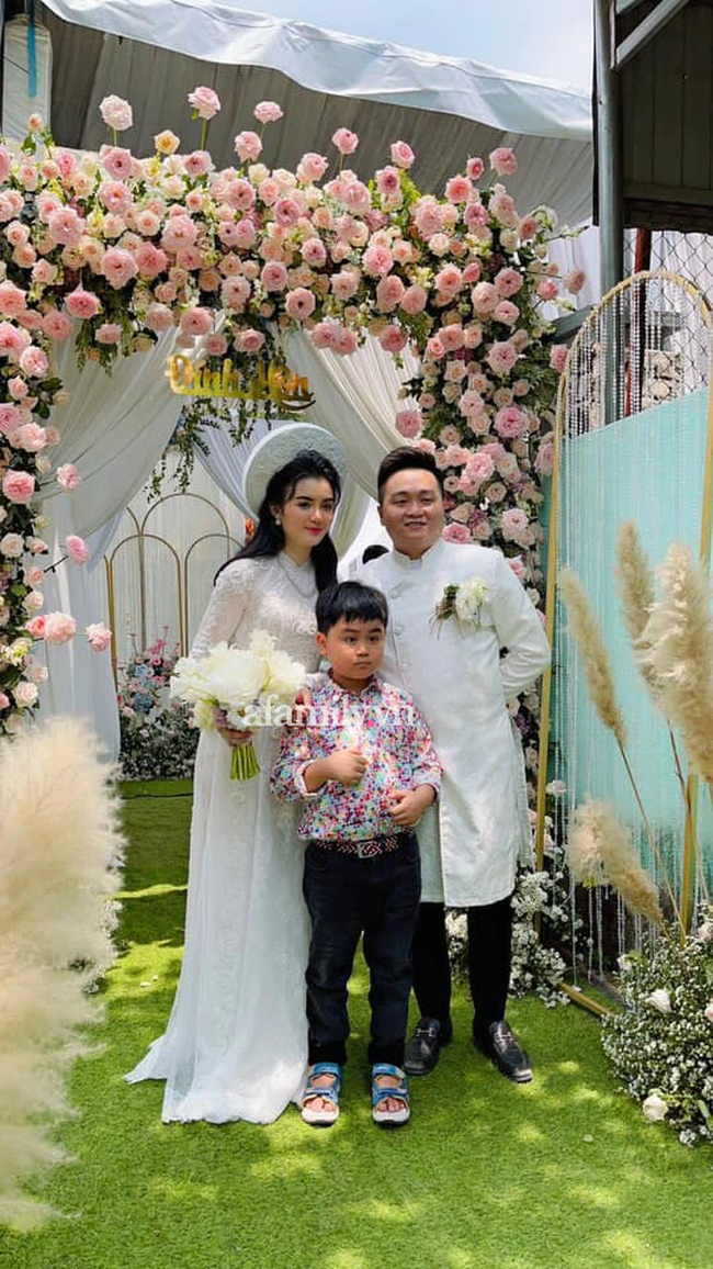 HOT: Bà Phương Hằng - vợ ông Dũng 'lò vôi' đăng ảnh con trai và con dâu trong lễ đính hôn 'bí mật' tổ chức sáng nay, dung nhan nàng dâu hào môn quá đỗi bất ngờ! HOT: Bà Phương Hằng - vợ ông Dũng 'lò vôi' đăng ảnh con trai và con dâu trong lễ đính hôn 'bí mật' tổ chức sáng nay, dung nhan nàng dâu hào môn quá đỗi bất ngờ!