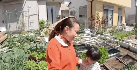 Quỳnh Trần JP tiếp tục gây tranh cãi vì nhắc bé Sa 'chào cô chú' giữa trời nắng gắt, netizen có đang 'khó tính' quá chăng? - 1 Quỳnh Trần JP tiếp tục gây tranh cãi vì nhắc bé Sa 'chào cô chú' giữa trời nắng gắt, netizen có đang 'khó tính' quá chăng? - 1
