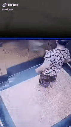 Kinh hãi clip cháu bé bị kẹt cứng bàn tay vào cửa thang máy khi đang mở, người lớn xúm vào giải cứu nhưng bất lực Kinh hãi clip cháu bé bị kẹt cứng bàn tay vào cửa thang máy khi đang mở, người lớn xúm vào giải cứu nhưng bất lực