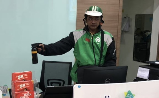 Xông vào cửa hàng Viettel ở Sài Gòn xịt hơi cay nữ nhân viên, cướp hơn 200 triệu đồng Xông vào cửa hàng Viettel ở Sài Gòn xịt hơi cay nữ nhân viên, cướp hơn 200 triệu đồng