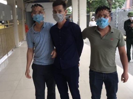 Bắt giữ đối tượng truy nã khi đang tìm việc tại bến xe Mỹ Đình Bắt giữ đối tượng truy nã khi đang tìm việc tại bến xe Mỹ Đình