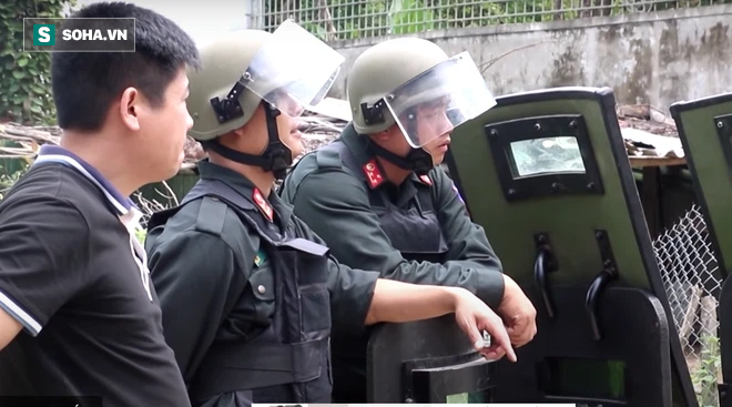 Nghi phạm bắn chết 2 người không bị còng tay, còn được cầm điếu thuốc: Có đúng luật? - 2 Nghi phạm bắn chết 2 người không bị còng tay, còn được cầm điếu thuốc: Có đúng luật? - 2