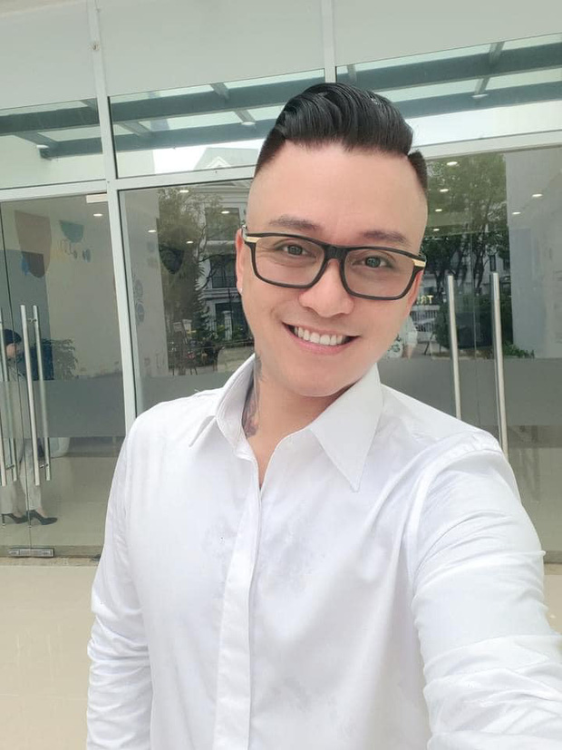 Tuấn Hưng khoe xế xịn hơn chục tỷ nhưng viết caption tục tĩu kèm dáng ngồi lộ điểm nhạy cảm, dân mạng la ó: Anh làm sao vậy? Tuấn Hưng khoe xế xịn hơn chục tỷ nhưng viết caption tục tĩu kèm dáng ngồi lộ điểm nhạy cảm, dân mạng la ó: Anh làm sao vậy?