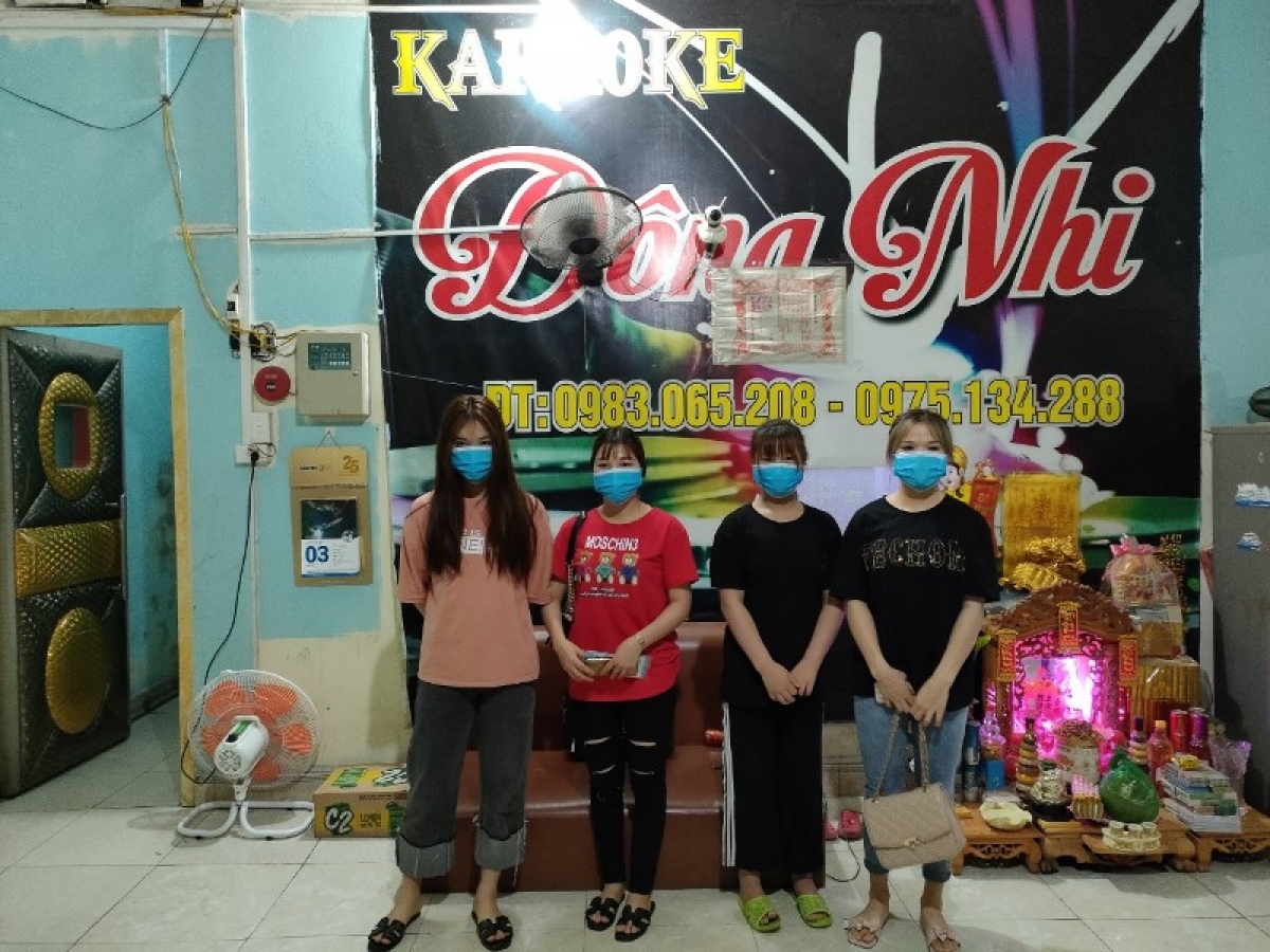 Buộc 8 'dân chơi' đi cách ly tập trung phải trả phí, thu hồi giấy phép quán karaoke Buộc 8 'dân chơi' đi cách ly tập trung phải trả phí, thu hồi giấy phép quán karaoke