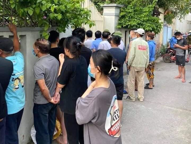 Vụ con nghi ngáo đá cứa cổ mẹ: Nghi phạm bóp cổ, đánh đập mẹ thường xuyên - 1 Vụ con nghi ngáo đá cứa cổ mẹ: Nghi phạm bóp cổ, đánh đập mẹ thường xuyên - 1