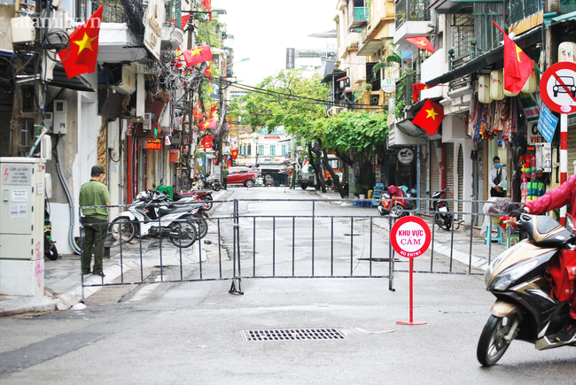 Hà Nội: Lập rào chắn, phun khử khuẩn phố Đinh Liệt liên quan lịch trình đi lại dày đặc của nữ bệnh nhân COVID-19 đến từ Đà Nẵng Hà Nội: Lập rào chắn, phun khử khuẩn phố Đinh Liệt liên quan lịch trình đi lại dày đặc của nữ bệnh nhân COVID-19 đến từ Đà Nẵng