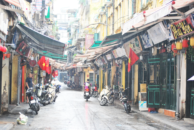 Hà Nội: Lập rào chắn, phun khử khuẩn phố Đinh Liệt liên quan lịch trình đi lại dày đặc của nữ bệnh nhân COVID-19 đến từ Đà Nẵng - 1 Hà Nội: Lập rào chắn, phun khử khuẩn phố Đinh Liệt liên quan lịch trình đi lại dày đặc của nữ bệnh nhân COVID-19 đến từ Đà Nẵng - 1