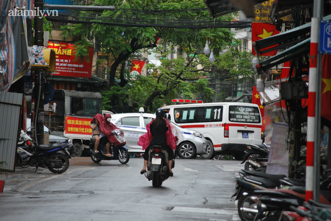 Hà Nội: Lập rào chắn, phun khử khuẩn phố Đinh Liệt liên quan lịch trình đi lại dày đặc của nữ bệnh nhân COVID-19 đến từ Đà Nẵng - 2 Hà Nội: Lập rào chắn, phun khử khuẩn phố Đinh Liệt liên quan lịch trình đi lại dày đặc của nữ bệnh nhân COVID-19 đến từ Đà Nẵng - 2