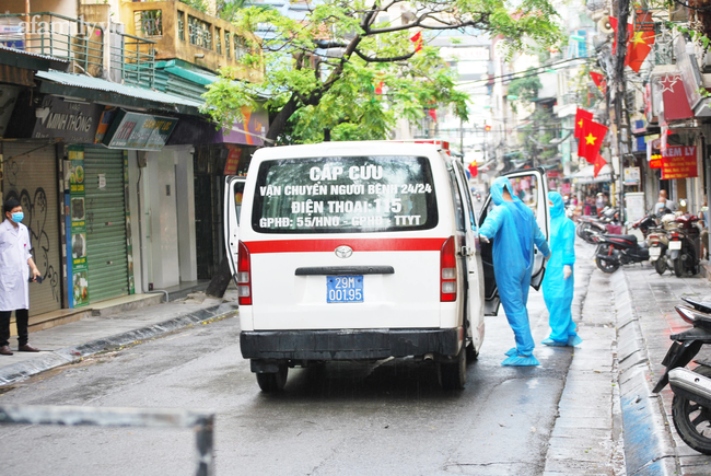 Hà Nội: Lập rào chắn, phun khử khuẩn phố Đinh Liệt liên quan lịch trình đi lại dày đặc của nữ bệnh nhân COVID-19 đến từ Đà Nẵng - 3 Hà Nội: Lập rào chắn, phun khử khuẩn phố Đinh Liệt liên quan lịch trình đi lại dày đặc của nữ bệnh nhân COVID-19 đến từ Đà Nẵng - 3