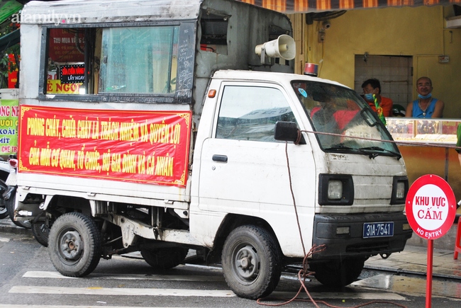 Hà Nội: Lập rào chắn, phun khử khuẩn phố Đinh Liệt liên quan lịch trình đi lại dày đặc của nữ bệnh nhân COVID-19 đến từ Đà Nẵng - 4 Hà Nội: Lập rào chắn, phun khử khuẩn phố Đinh Liệt liên quan lịch trình đi lại dày đặc của nữ bệnh nhân COVID-19 đến từ Đà Nẵng - 4