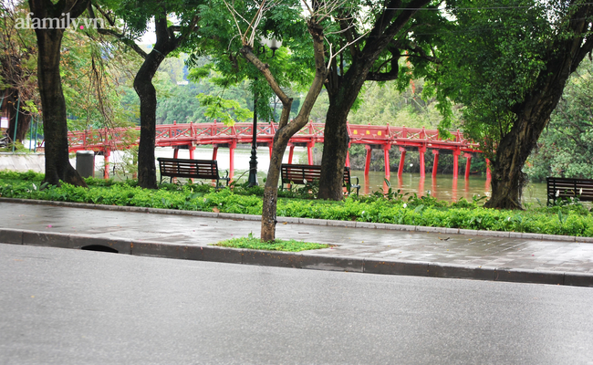 Hà Nội: Lập rào chắn, phun khử khuẩn phố Đinh Liệt liên quan lịch trình đi lại dày đặc của nữ bệnh nhân COVID-19 đến từ Đà Nẵng - 6 Hà Nội: Lập rào chắn, phun khử khuẩn phố Đinh Liệt liên quan lịch trình đi lại dày đặc của nữ bệnh nhân COVID-19 đến từ Đà Nẵng - 6
