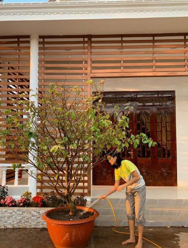 Hoa hậu H'Hen Niê tậu xế hộp tặng bố mẹ để không thua thiệt với hàng xóm, bạn bè - 8 Hoa hậu H'Hen Niê tậu xế hộp tặng bố mẹ để không thua thiệt với hàng xóm, bạn bè - 8