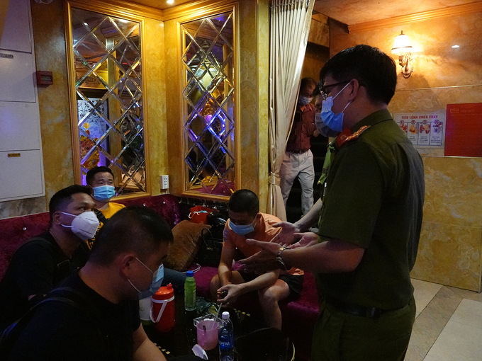 Bất chấp lệnh cấm, quán karaoke trá hình ở TP.HCM tiếp nhiều khách nước ngoài - 3 Bất chấp lệnh cấm, quán karaoke trá hình ở TP.HCM tiếp nhiều khách nước ngoài - 3